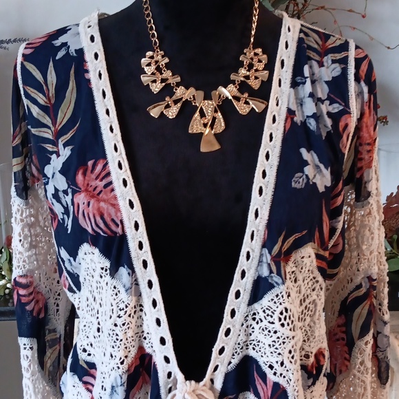 A Very Cute Floral Lacey Cardigan Size Sm - Picture 9 of 13